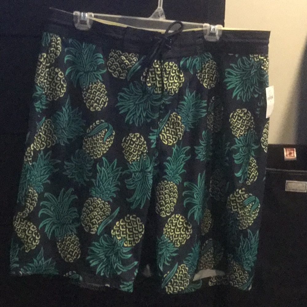 Brand new Men’s Old Navy Pineapple bathing suit 🍍